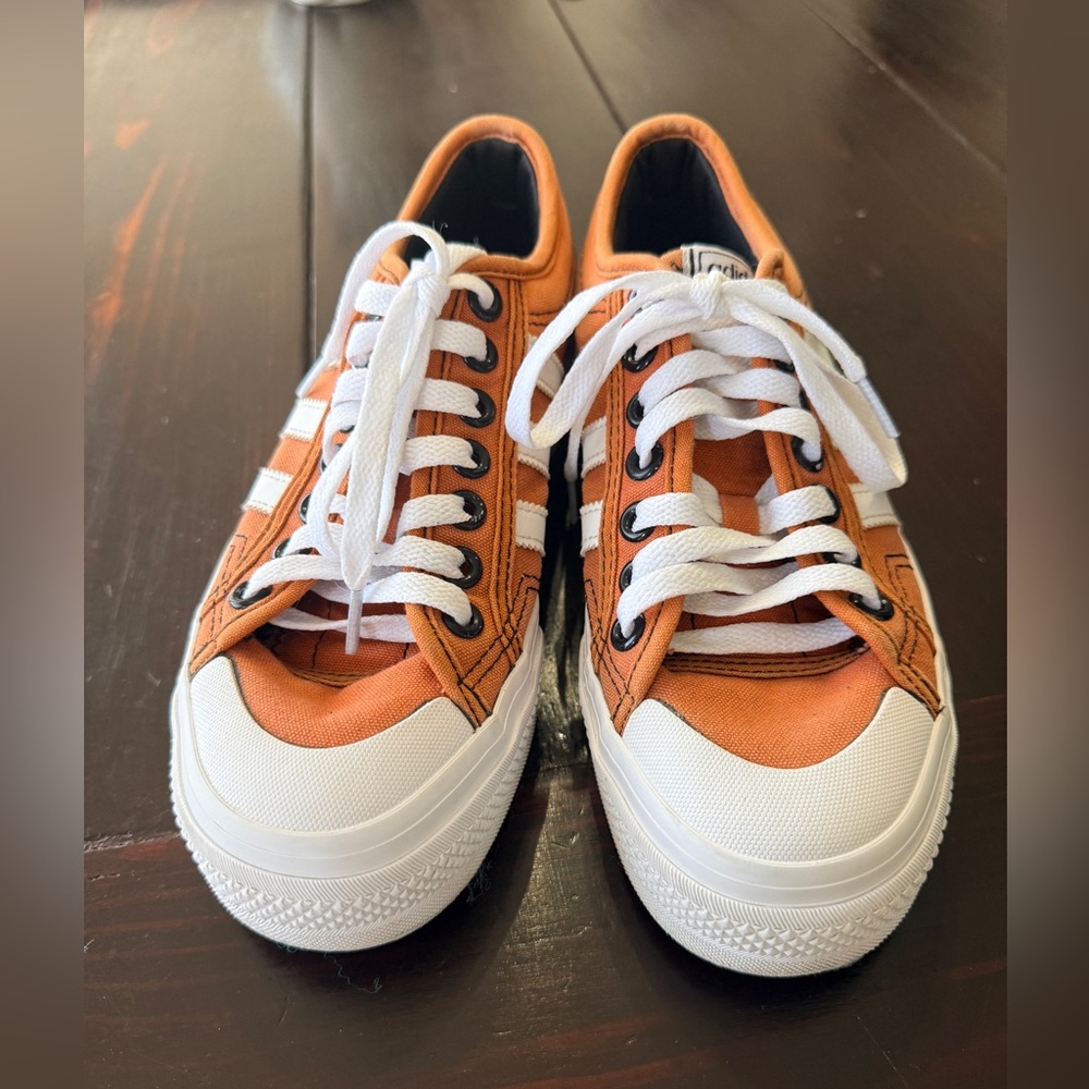 Adidias EUC Nizza low top platform
In orange canvas w/rubber toe
Woman’s size 8 - Picture 5 of 9